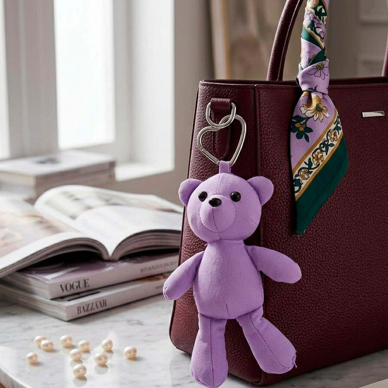 Charm colgante osito enganchado a mochila escolar