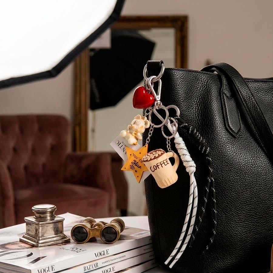 Charm colgante café enganchado a bolso